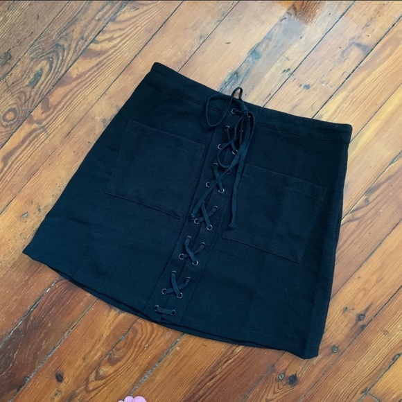 NWT Vici Dress Code Pocketed Mini Skirt - Picture 2 of 5